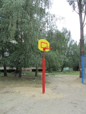 Баскетбольний щит із кільцем на стійці 1460144 фото
